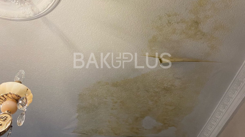 Bakıda bina sakinləri su sızmasından əziyyət çəkir - FOTO