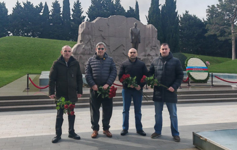 Mixael Labkovski Bakıda: Heydər Əliyevin məzarını ziyarət etdi, bu gün isə böyük görüş var - FOTO