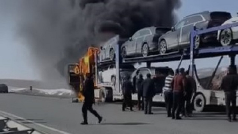 Bakıya gətirilən bahalı avtomobillər yandı - VİDEO