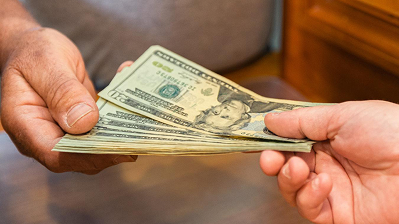 “Banka qoyduğum 300 min dollar yoxa çıxıb” - Şikayətçi