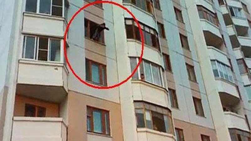 Bakıda yeniyetmə 14-cü mərtəbədən yıxılıb öldü