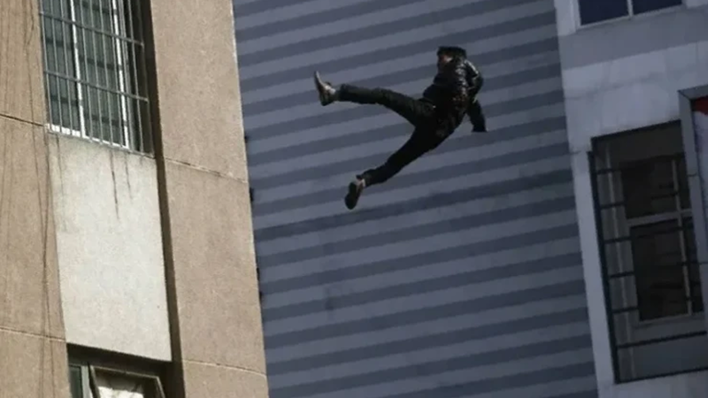 Bakıda kişi özünü binadan atdı