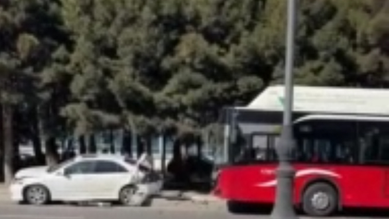 Bakıda BakuBus avtobusu park halında olan avtomobillərə çırpıldı