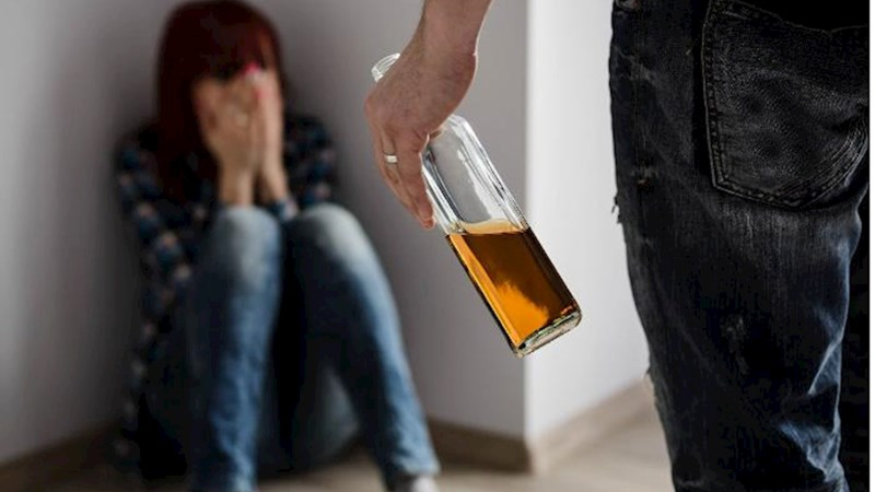 Bakıda ata 19 yaşlı qızını ARAĞA GÖRƏ DÖYDÜ