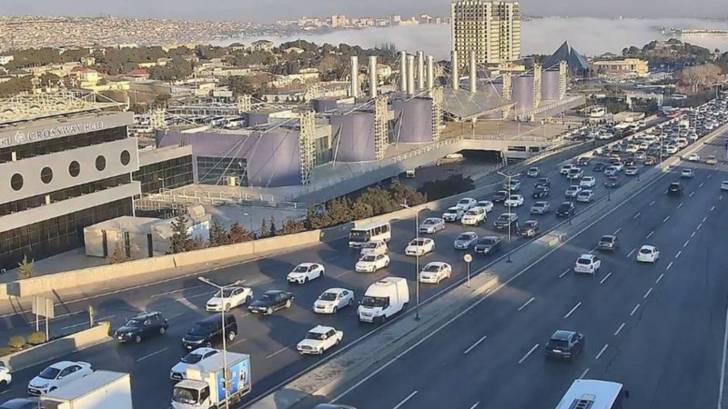Bakının bir sıra yollarında tıxac yaranıb - SİYAHI