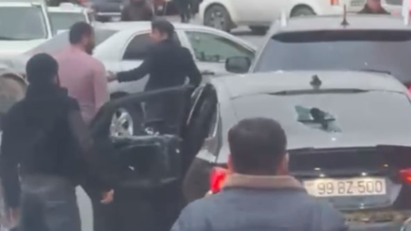 Bakıda avtomobilində döyülən şəxs DANIŞDI: “Arvadına sataşmamışam”