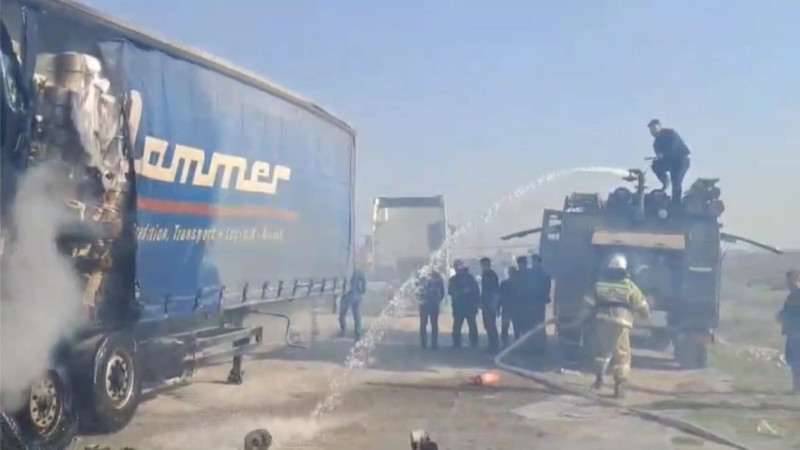 Bakı-Ələt yolunda yük maşını yanıb - VİDEO