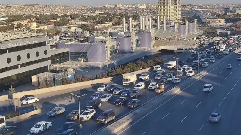 Bakının bir sıra yollarında tıxac yaranıb