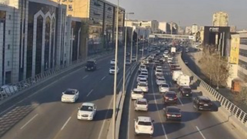 Bakının bir sıra yollarında nəqliyyatın sıxlığı yaranıb