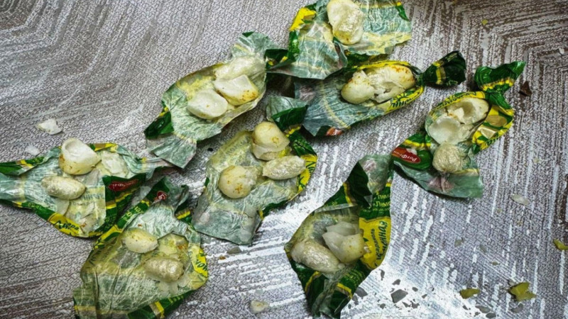 Cəzaçəkmə müəssisəsinə konfetlərin içində patı keçirmək istədi