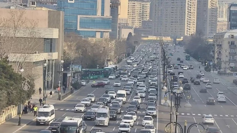 Bakının bəzi yollarında tıxac var - SİYAHI