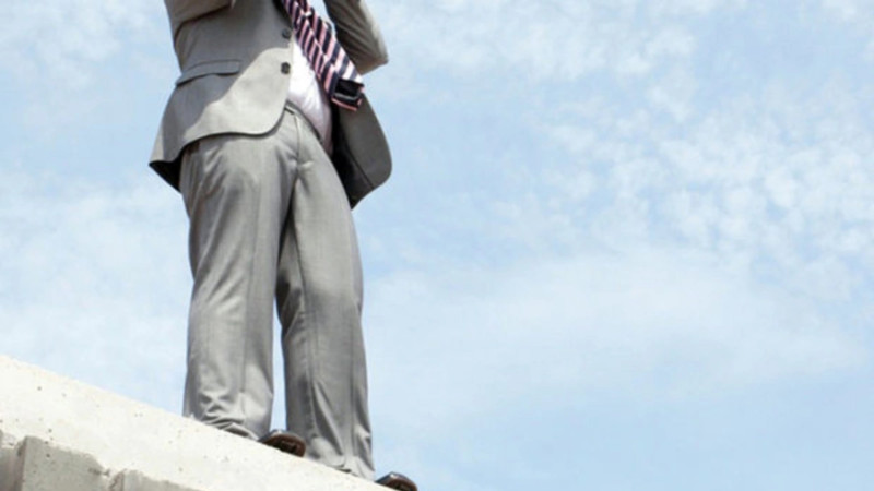 Bakıda 61 yaşlı kişi özünü binadan atdı