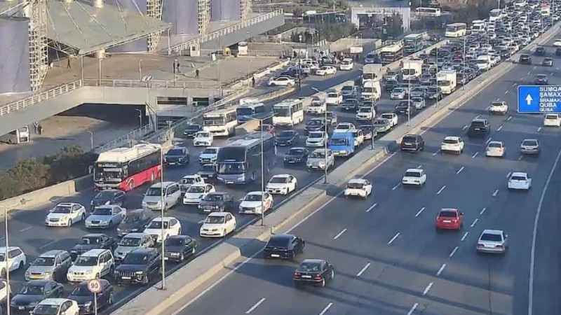 Yollar yenə tıxacdır - Sürücülərin diqqətinə