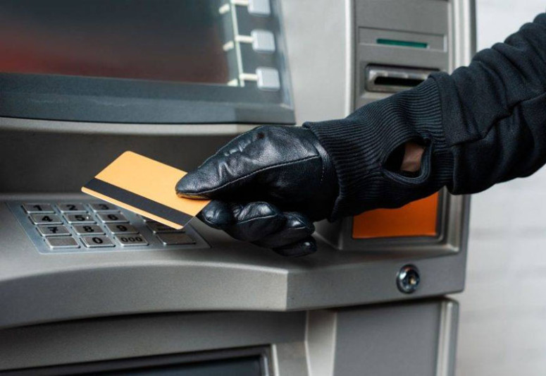 Bank kartlarından növbəti oğurluq - 20 mindən çox pul…
