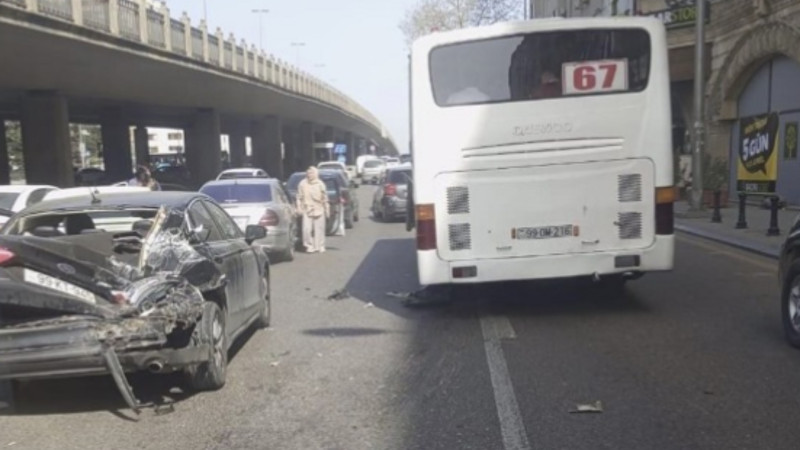 Bakıda marşrut avtobusu zəncirvari qəza törətdi