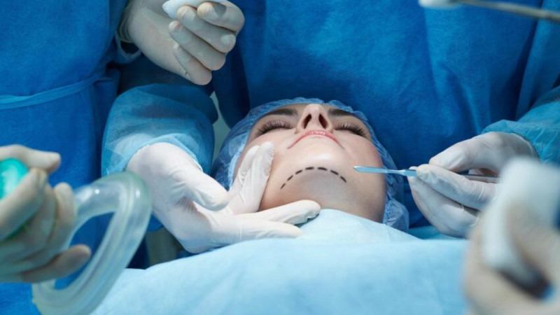 Bakıda estetik prosedurdan sonra qadının burnu çürüdü - Prokurorluq araşdırma apardı