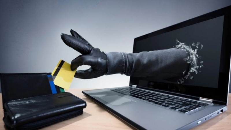 Həftəsonu vətəndaşların bank kartlarından 18 minə yaxın pul oğurlanıb