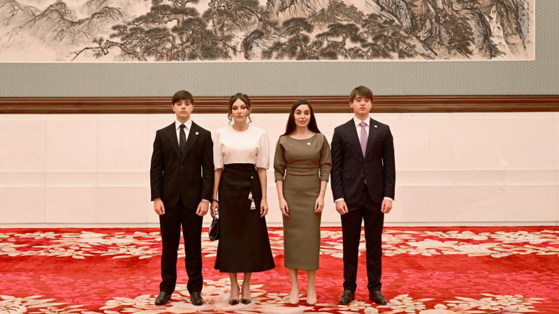 Mehriban Əliyeva, qızı Leyla Əliyeva və nəvələri Pekində Böyük Xalq Sarayı ilə tanış olublar