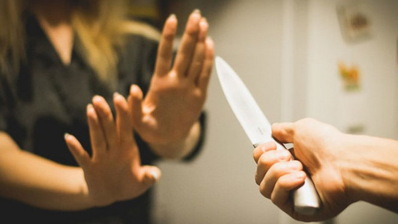 Abşeronda qadın bıçaqlandı