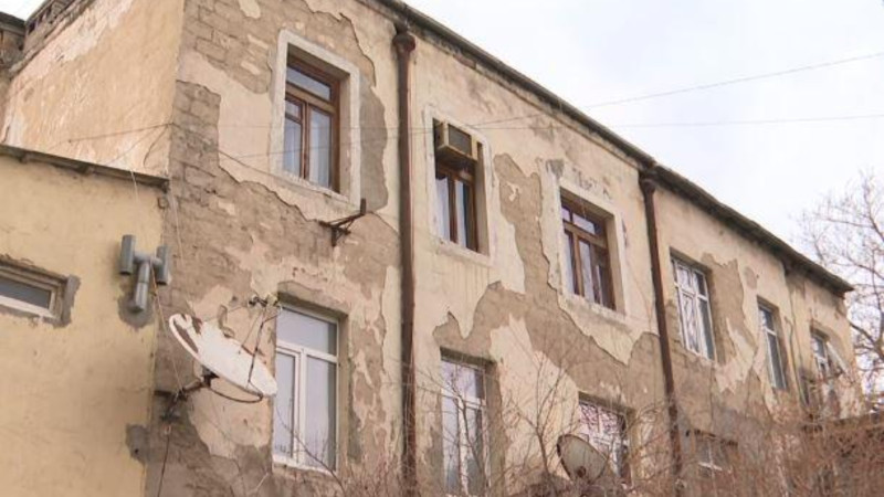 Binəqədidə bina uçub-dağılır - 100 yaşı var