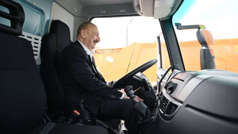 Prezident xüsusi təyinatlı avtomobilin sükanı arxasında - FOTO 