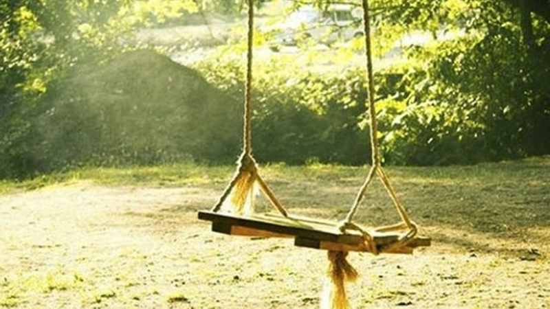 Yelləncəyin ipi 15 yaşlı qızın boğazına dolandı - Vəziyyəti ağırdır