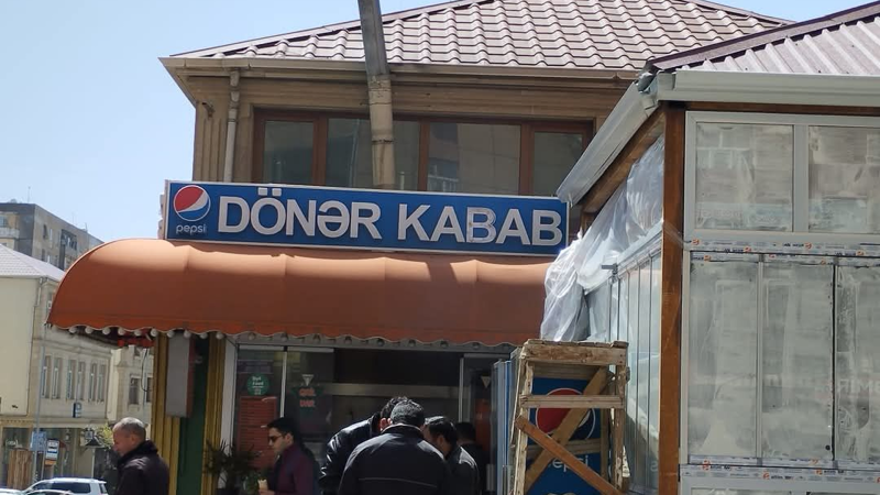 Bakıda səkilər yoxa çıxır: Həyatımız təhlükədədir - FOTO