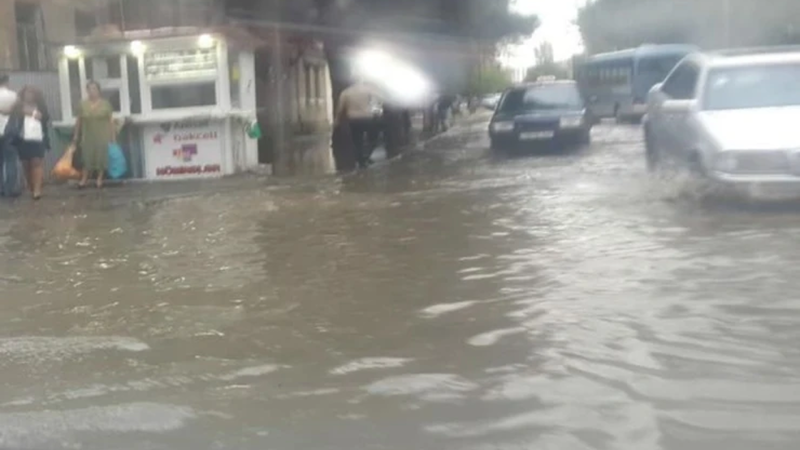 Bakıda bəzi əraziləri su basdı - VİDEO