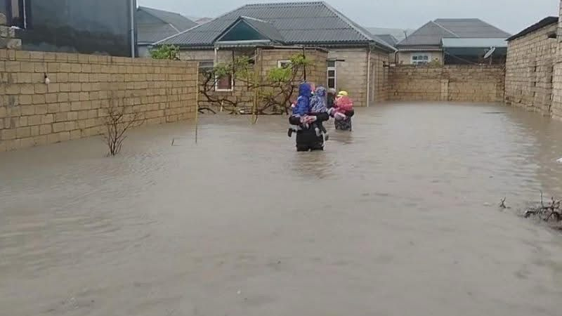 Su basan yerlərdən 20 nəfər xilas olundu