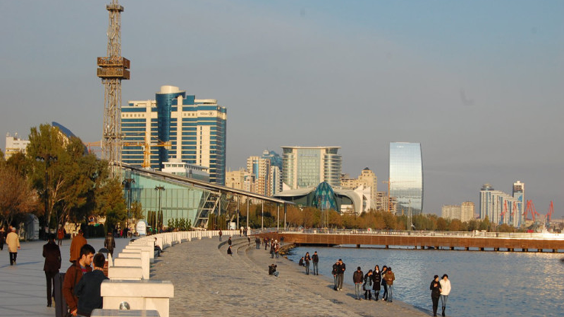 Bakı bulvarında DƏHŞƏT: İtkin düşən kişi özünü dənizə atdı