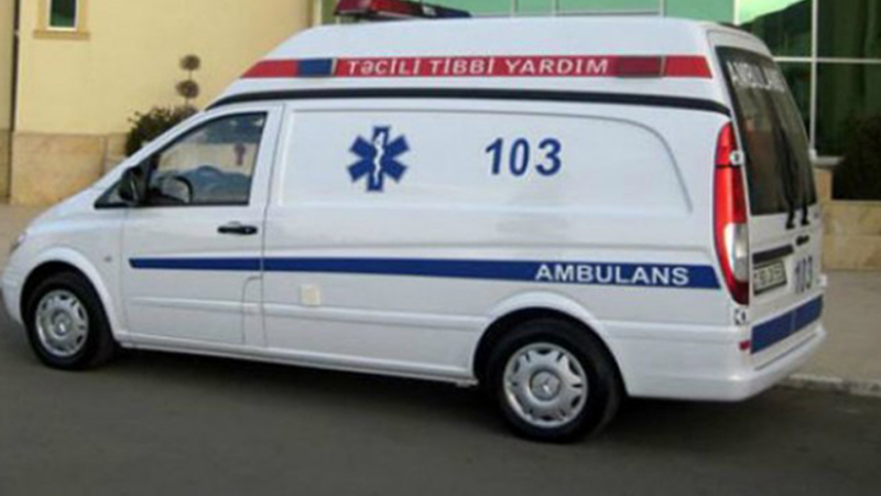 Qazi təcili yardım maşınının şüşələrini sındırdı