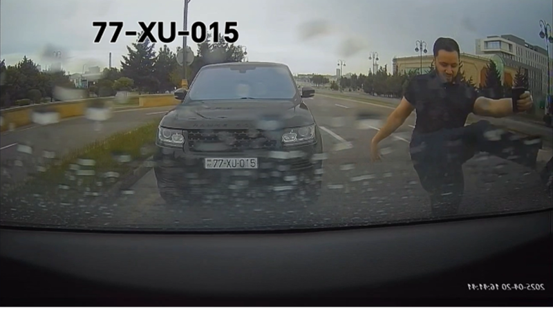 Range Rover sürücüsü xanım təlimçinin avtomobilinə təpik atdı: Mənim pulum var... - VİDEO