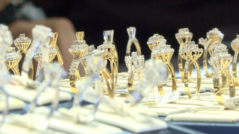 “Üzüyü alıb “story”yə qoyacam, qohumlar görsün” – Univermaqdan REPORTAJ