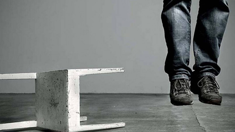 Xırdalanda 45 yaşlı kişi özünü öldürdü