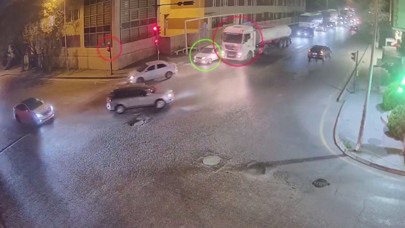 Bakıda qəza zamanı işıqfor aşdı - VİDEO