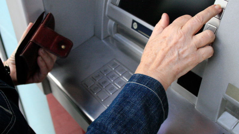 Yasamalda bank kartından 5 min manat oğurlanıb