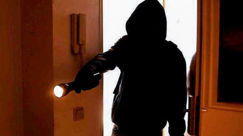 Abşeronda evə gələn polislər oğru ilə QARŞILAŞDI: Cibindən ülgüc çıxdı