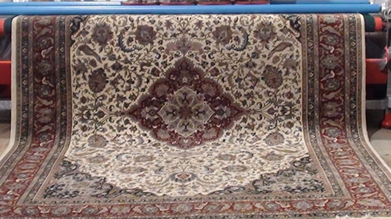 Quruması üçün sərilən xalçanı oğurlayıb cındır bazarında satdı