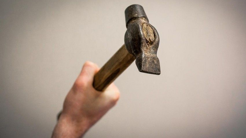 Məhkəmə marketin qarşısında yeznəsini çəkiclə vuran şəxslə bağlı qərar çıxardı