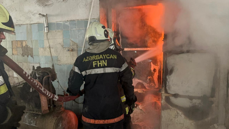 Bakının mərkəzində anbarda yanğın söndürülüb - YENİLƏNİB