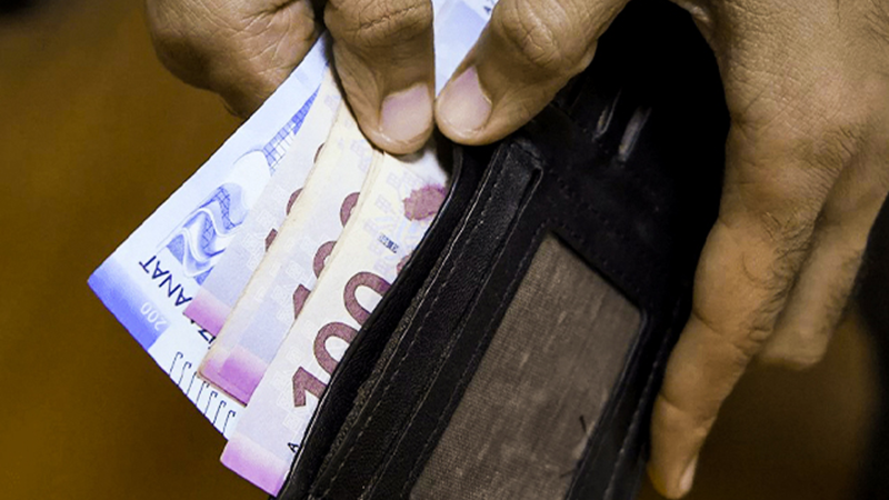 Satıcıya saxta 100-lük verdi, daha sonra bıçaqladı