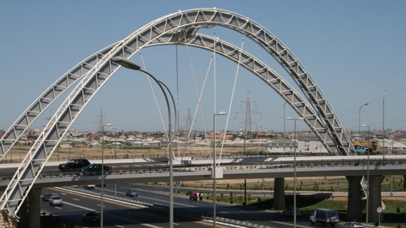 Bakıda DƏHŞƏT: Gənc qız körpüdən özünü atmaq istədi