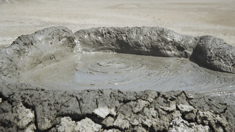Lökbatanda palçıq vulkanı püskürdü