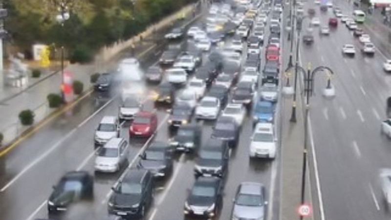 Bakının bir sıra yollarında nəqliyyatın sıxlığı yaranıb