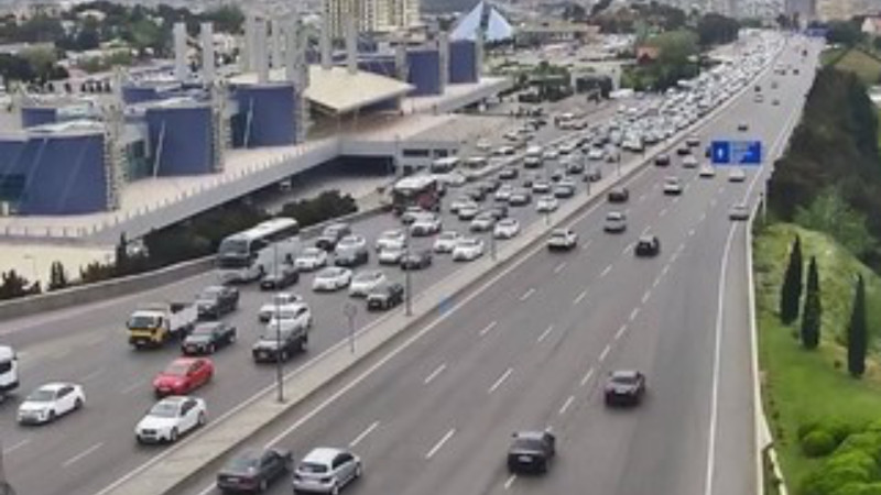 Bakının bir sıra yollarında tıxac var - SİYAHI