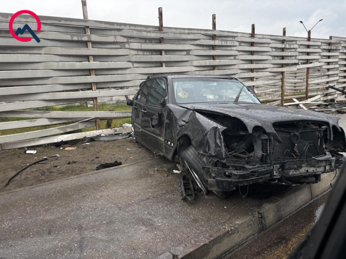 Bakıda maşın sürüşərək hasara çırpıldı - FOTO