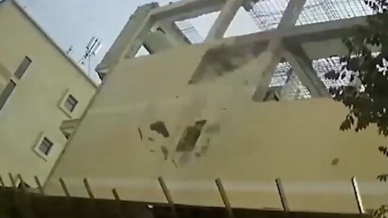 “Daşlar yerə yox, başımıza düşür...” - Binada təhlükəli vəziyyət + VİDEO