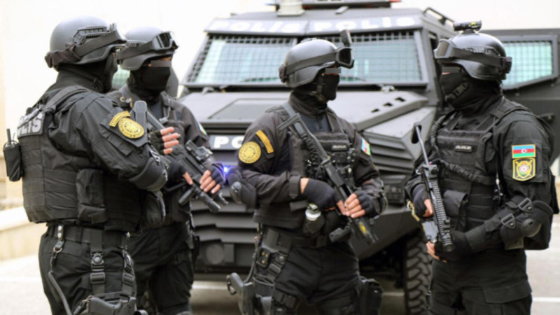 Bakıda narkotik satılan yaşayış binası mühasirəyə alındı - VİDEO 