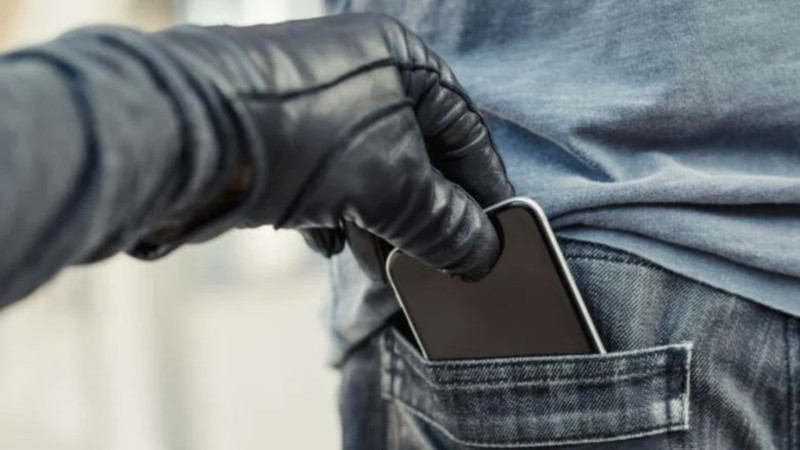 Paytaxtda 3600 manatlıq telefon oğurlanıb Paytaxtda 3600 manatlıq telefon oğurlanıb