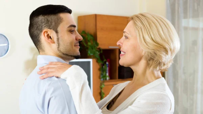 Bakıda 23 yaşlı oğlan yaşlı qadınla sevgili oldu, qızına hədə-qorxu gəldi – TƏFƏRRÜAT